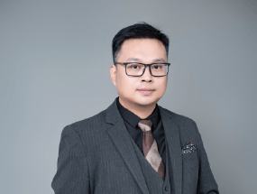 学校行政副校长李老师