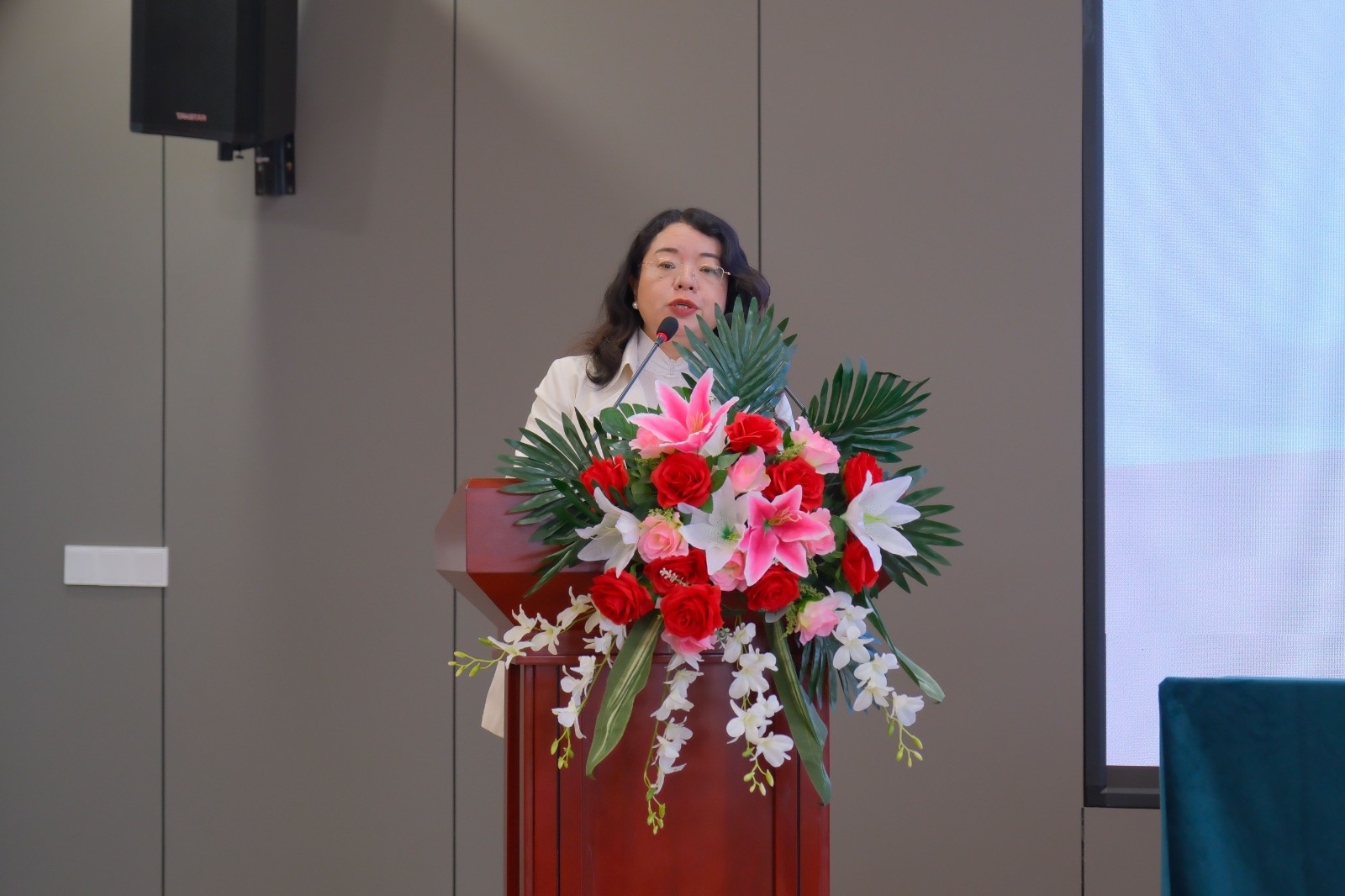 1780038864891093006.jpg 著名作家汤萍老师到昆信工开展讲座.1.jpg